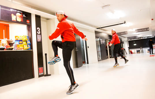 Örebros Tylor Spink och Tyson Spink värmer upp i