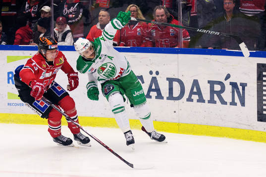 Örebros Christopher Mastomäki i kamp om pucken med