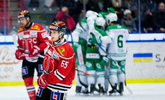 Örebros Sakari Manninen deppar vid Rögles Ted Brithén