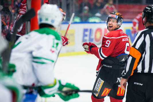 Örebros Tylor Spink skriker på Rögles Stephen Perfetto