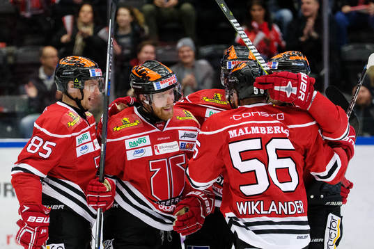Örebros Joakim Andersson jublar med lagkamrater