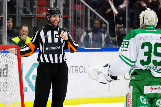 Domare Mikael Sjöqvist pratar med Rögles målvakt Justin