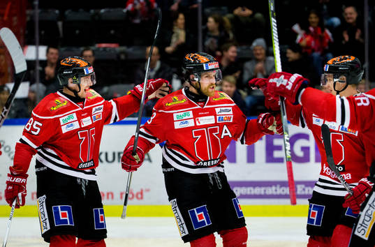 Örebros Kalle Olsson och Joakim Andersson jublar vid 1-1