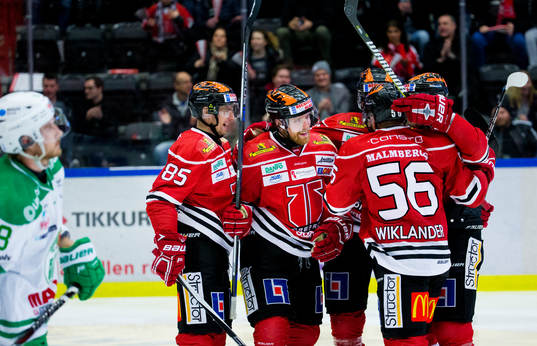 Örebros Kalle Olsson och Joakim Andersson jublar vid 1-1