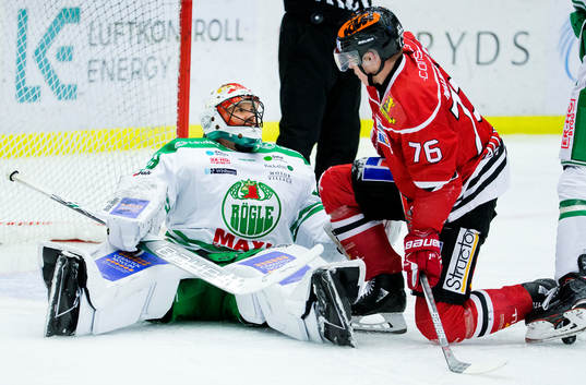Örebros Jare Sallinen och Rögles målvakt Justin Pogge