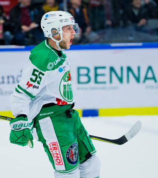 Rögles Benjamin Youds jublar vid 2-3 målet