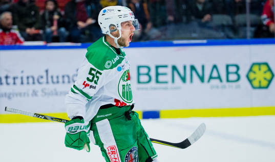 Rögles Benjamin Youds jublar vid 2-3 målet