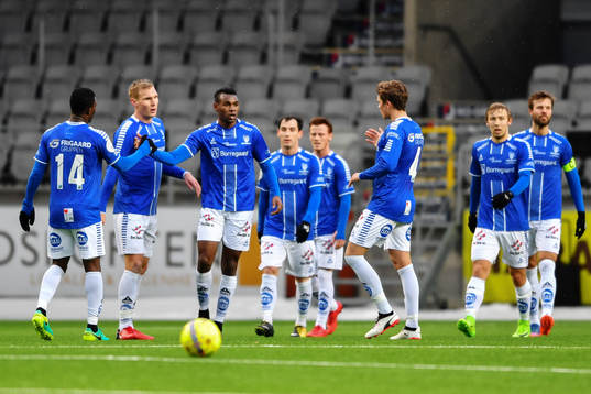 Sarpsborgs Rashad Muhammed (mitten) jublar med lagkamrater