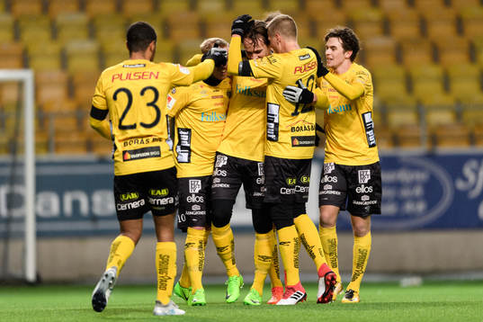 Elfsborgs Viktor Prodell (skymd i bild) kramas om