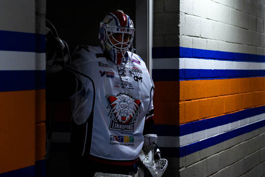 Linköpings målvakt Jacob Johansson före ishockeymatchen