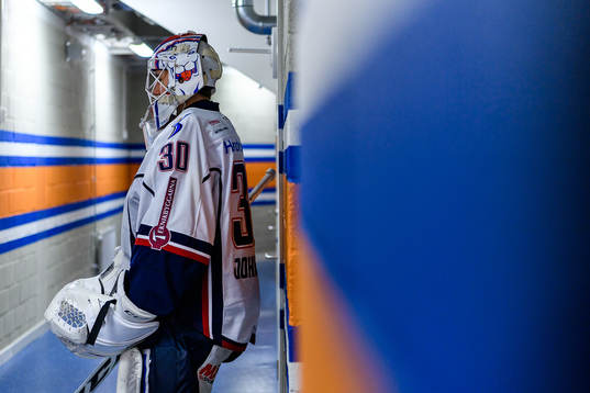 Linköpings målvakt Jacob Johansson före ishockeymatchen