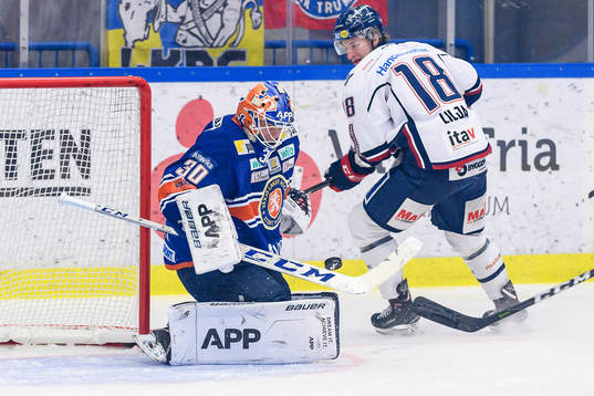 Växjös målvakt Viktor Fasth stoppar en puck när