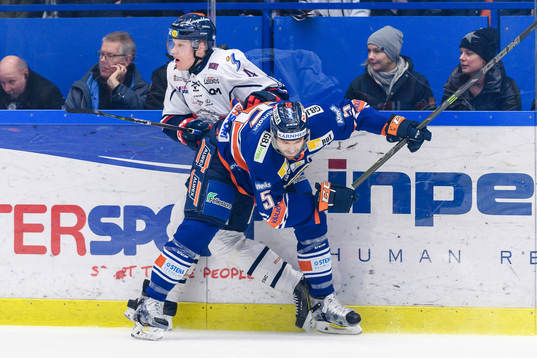 Växjös Noah Welch  tacklar Linköpings Niclas Lundgren