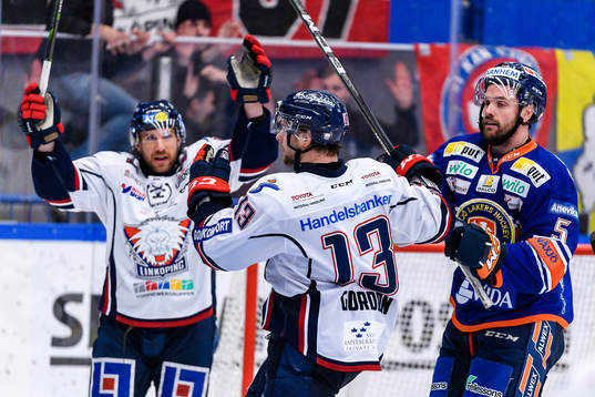 Linköpings Andrew Gordon jublar och Växjös Noah Welch