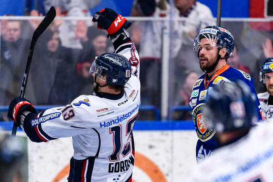 Linköpings Andrew Gordon jublar och Växjös Noah Welch