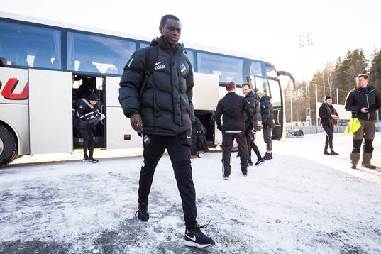 s Enoch Kofi Adu innan träningsmatchen i fotboll mellan