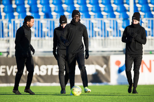 s Enoch Kofi Adu innan träningsmatchen i fotboll mellan