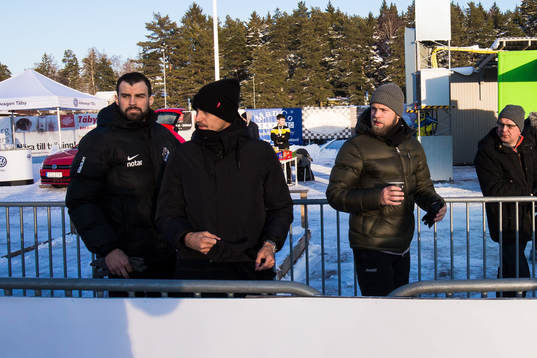 s Daniel Sundgren (h) vid sidan av planen innan