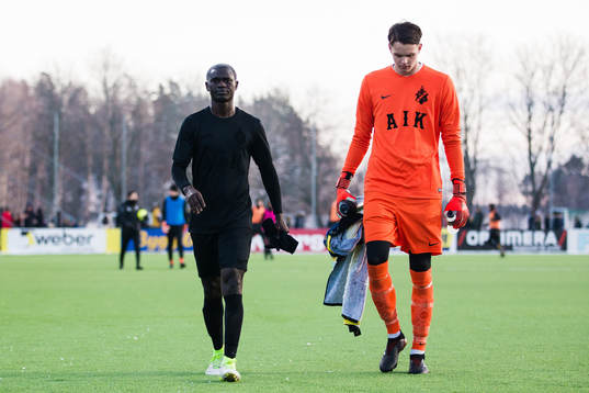 s Enoch Kofi Adu och målvakt Oscar Linnér deppar