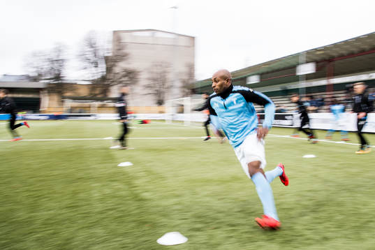 Malmö FFs Fouad Bachirou värmer upp