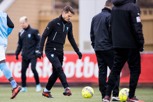 Malmö FFs Markus Rosenberg värmer upp