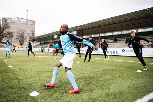 Malmö FFs Fouad Bachirou värmer upp