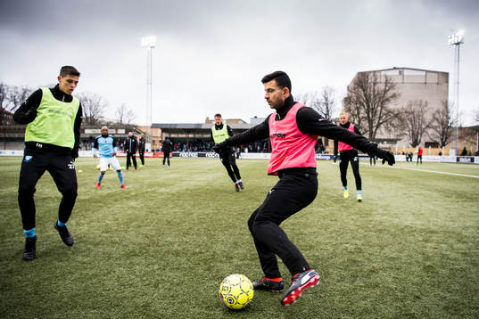 Malmö FFs Dennis Hadzikadunic och Behrang Safari värmer
