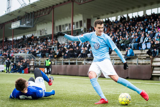 Malmö FFs Alexander Jeremejeff tar sig förbi Fremad