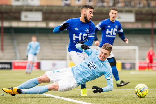 Malmö FFs Mattias Svanberg faller