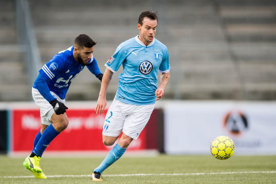 Malmö FFs Eric Larsson tar sig förbi Fremad Amager Jasin