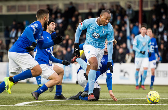 Malmö FFs Carlos Strandberg tar sig förbi Fremad Amager