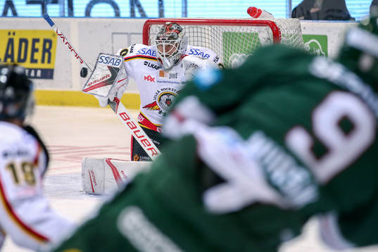 Frölundas Jan Mursak skjuter mot Luleås målvakt Filip