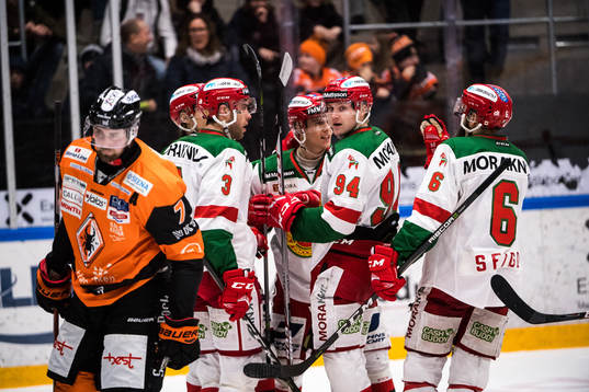 Moras Emil Bejmo jublar med kamrater  1-1