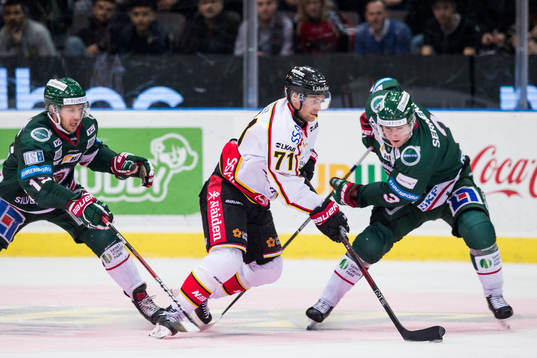 Frölundas Matt Donovan och Carl Grundström mot Luleås