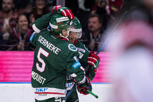 Frölundas Jan Mursak jublar ihop med Adam Almqvist