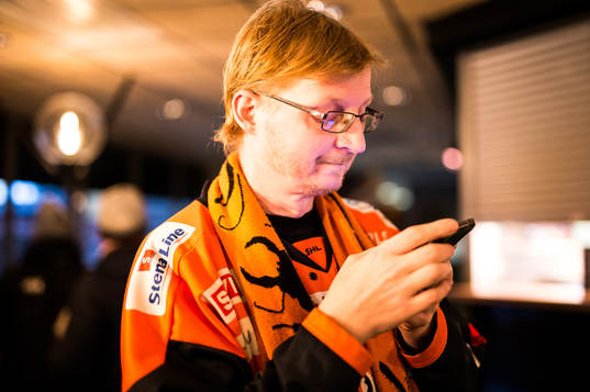 Nya restaurangen Puckat där supportrar beställer via