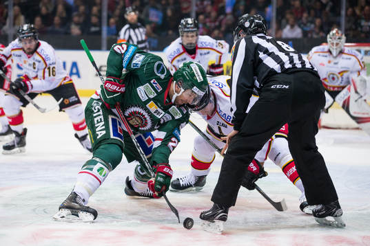 Frölundas Joel Lundqvist tekar mot Luleås Johan Harju