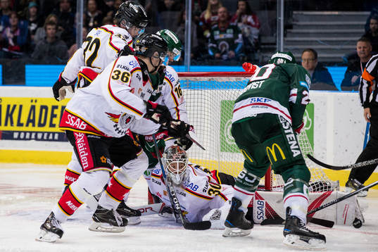 Luleås målvakt Filip Gustavsson räddar ett skott från