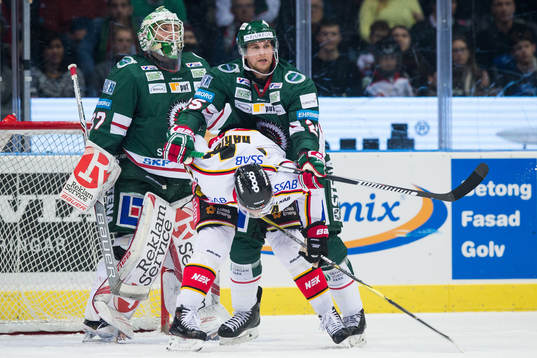 Frölundas Adam Pardy trycker undan Luleås Johan Harju