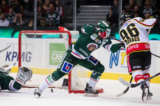 Pucken dansar på mållinjen vid Frölundas målvakt Johan