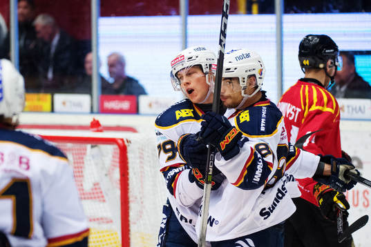 Djurgårdens Patrik Lundh jublar med målskytten till