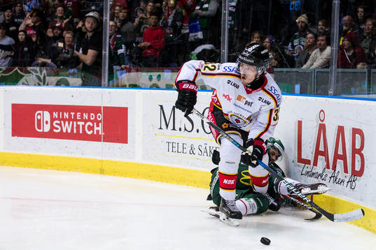 Luleås Oscar Engsund tacklar omkull Frölundas Sebastian