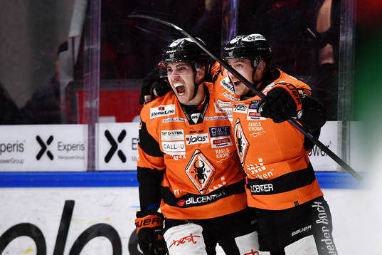 Karlskronas Konstantin Komarek jublar med Joel Kellman