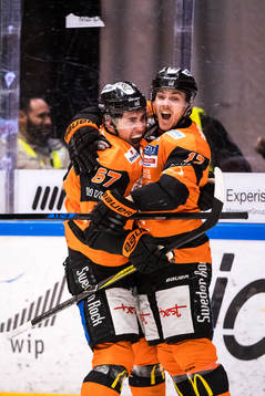 Karlskronas Konstantin Komarek  och Joel Kellman  jublar