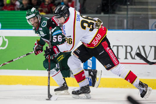Luleås Emil Larsson mot Frölundas Jonathan Sigalet