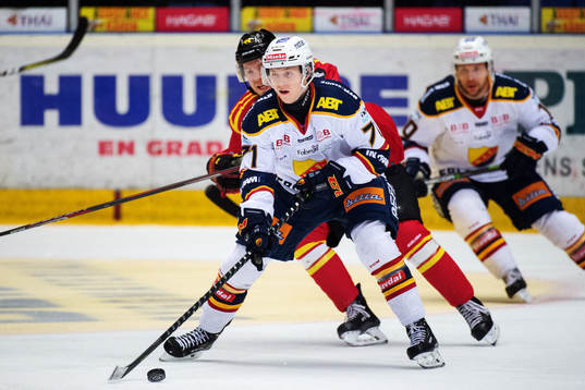 Djurgårdens Jonathan Davidsson med pucken