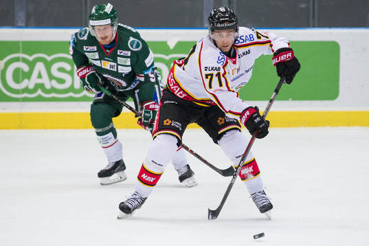 Luleås Patrick Cehlin före Frölundas Simon Hjalmarsson