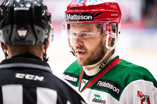 Moras Jacob Nilsson  i diskussion med domaren