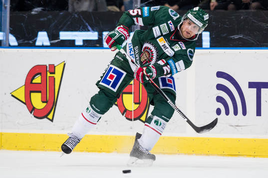 Frölundas Adam Pardy slår en passning