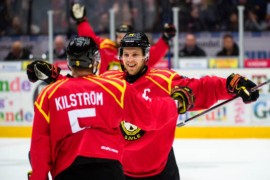 Brynäs Jacob Blomqvist jublar med  Lukas Kilström